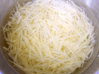 5、凉拌麻辣土豆丝,焯好水的土豆丝立即放入冷水中冲凉后沥干水分备用