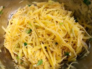 7、凉拌麻辣土豆丝,将所有调料拌匀入味即可享用美味了