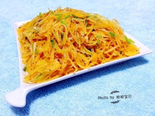 8、凉拌麻辣土豆丝,拌好的麻辣土豆丝装入盘中