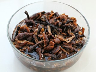 2、榛蘑炒肉,榛蘑提前用温水泡发,洗净备用