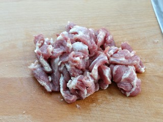 3、榛蘑炒肉,梅花肉切薄片