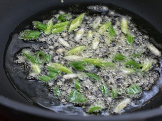 5、榛蘑炒肉,锅中倒入食用油烧至五成热,放入葱花和姜末炒香