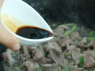 7、榛蘑炒肉,调入生抽