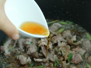 8、榛蘑炒肉,再放入料酒