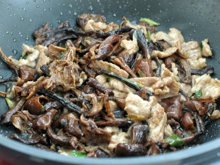 9、榛蘑炒肉,放入榛蘑翻炒均匀