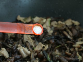 11、榛蘑炒肉,按照个人口味调入盐