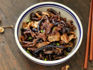 14、榛蘑炒肉,成品图