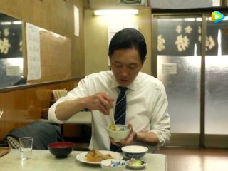 2、《孤独的美食家》：纳豆饭,解冻好的纳豆取出加入黄芥末和少许酱油、小葱，用筷子搅拌，随着搅拌纳豆会变得黏腻起丝，这时可以选择加入一个生鸡蛋继续搅拌至完全融合