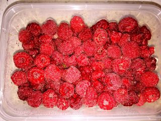 1、树莓果酱,新鲜的树莓去掉烂果