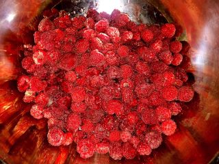 2、树莓果酱,挑选干净备用