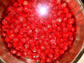 3、树莓果酱,用清水洗净，可以少放些盐。个人习惯洗水果的时候放盐。总觉得洗的干净些