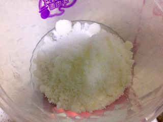 4、树莓果酱,我做果酱习惯是一斤水果三两糖。称出适量的白糖。根据水果的甜度适量加减。