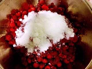 5、树莓果酱,把白糖放进控干水分的树莓中