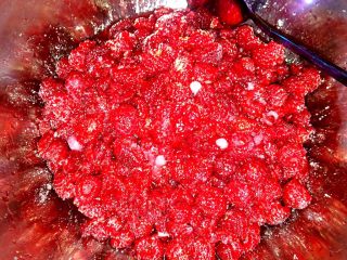 6、树莓果酱,搅拌均匀。静置两小时左右