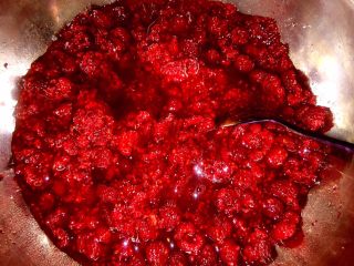 7、树莓果酱,树莓在糖的作用下开始有果汁析出，用勺子把树莓捣烂。根据自己的喜好选择捣烂的程度