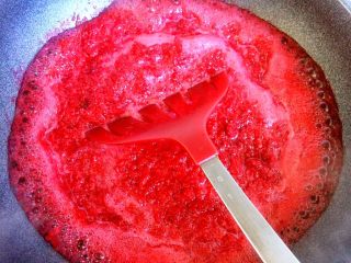 8、树莓果酱,连汤汁一起倒入锅内搅拌，开小火不停的搅拌