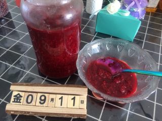 10、树莓果酱,把玻璃瓶用开水烫一下，擦干水分。把熬好的果酱装瓶。