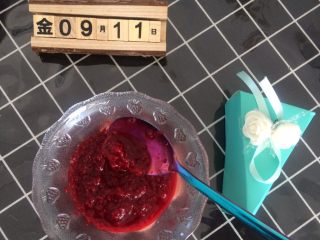 11、树莓果酱,熬出的果酱颜色红红的，特别漂亮。留出一些晚上拌酸奶，吐司吃