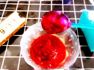 12、树莓果酱,熬好树莓果酱一定马上打扫干净，熬制过程中树莓果酱会蹦，有点像案发现场。