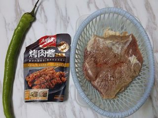 1、#食二星座# 酱爆牛肉丝,备好食材