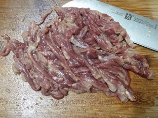 2、#食二星座# 酱爆牛肉丝,牛肉洗净后切细丝