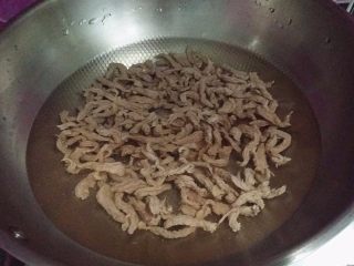 3、#食二星座# 酱爆牛肉丝,将牛肉丝冷水入锅焯汤变色后捞出