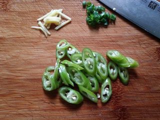 6、#食二星座# 酱爆牛肉丝,葱姜、杭椒切好备用