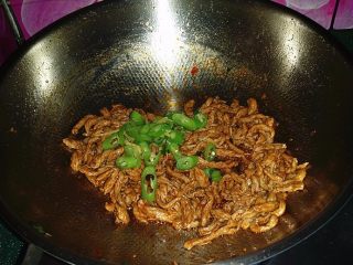 10、#食二星座# 酱爆牛肉丝,翻炒片刻重新倒入杭椒