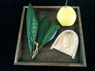 1、枇杷叶冰糖雪梨水,四片新鲜的枇杷叶，一块老冰糖。一个雪梨