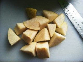 3、枇杷叶冰糖雪梨水,雪梨去核切块