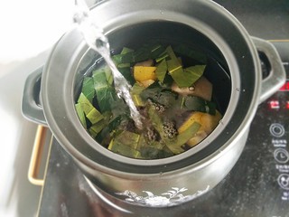 6、枇杷叶冰糖雪梨水,把枇杷叶冰糖雪梨全部放砂锅里。加入适量的水