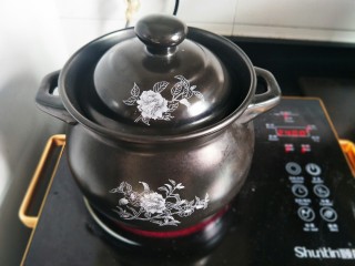 7、枇杷叶冰糖雪梨水,盖上火锅。大火煮开转小火，煮两个钟头左右