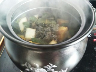 8、枇杷叶冰糖雪梨水,煮到汁液变色就可以关火了。