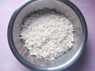 2、蜜枣西米粽子,将西米用少许水打湿沥干，不需要浸泡。