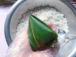 11、蜜枣西米粽子,顺着边边将粽叶折好；