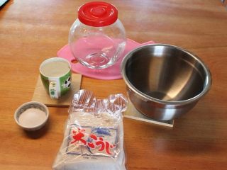 1、#咸味＃+塩麴製作,干燥米麴是从日本买回来的。一般味噌、酱油、豆酱、酿酒厂都会有。米麴是在蒸熟的米饭上， 洒上米麴菌，让麴菌发酵糖化成为米麴。也是可以自制的。