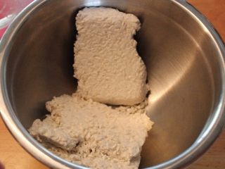 2、#咸味＃+塩麴製作,将干燥成片状的米麴放入钵内