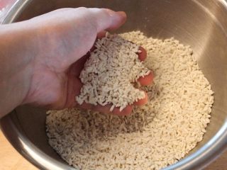 3、#咸味＃+塩麴製作,仔细的分开成一粒粒的米粒。