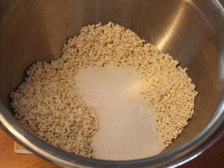 4、#咸味＃+塩麴製作,将盐倒入，用搓揉的方式充分混合。