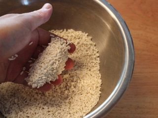 5、#咸味＃+塩麴製作,要到能随手一捏，就可捏成一团的程度。