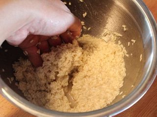 6、#咸味＃+塩麴製作,将水加入，再次用手加以搓揉。