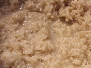 7、#咸味＃+塩麴製作,搓到产生稠度而且有小气泡出现，盐麴的酵种就完成了。