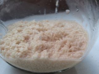 8、#咸味＃+塩麴製作,将酵种移到热水消毒过的大瓶中。置在室温阴暗处让它发酵。发酵期间冬天大概是7天到10天，夏天约4天到7 天。