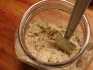 9、#咸味＃+塩麴製作,在发酵的期间，每天用热水消毒过的器具搅拌一次，让麴体和空气充分接触。刚开始会发现水分已经被米粒吸的干干的。