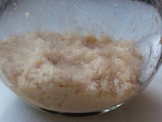 12、#咸味＃+塩麴製作,第4天，米粒几乎已经化掉，汁液更多，也有很好的稠度。如果到这种程度就可以放入冰箱冷藏。因为在室温发酵过久，味道也会变差。