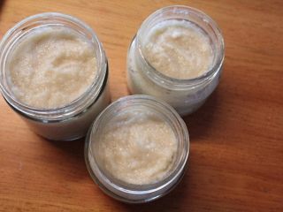 14、#咸味＃+塩麴製作,分装于消毒过的小瓶。还是闻的到怡人的米香。冷藏赏味期限约3-6个月左右为佳。