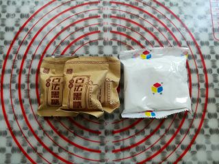 1、红糖冰凉粉,准备做凉粉的材料和份量