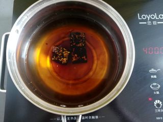 9、红糖冰凉粉,中火加热融化红糖