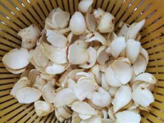 2、凉拌百合,瓣开后洗净。