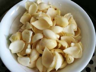 3、凉拌百合,把百合放在碗里，放入蒸锅里蒸熟到软糯。